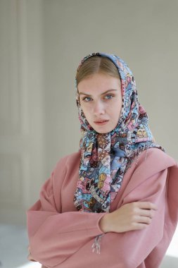Kafasında etnik şallar olan genç bir Rus manken..