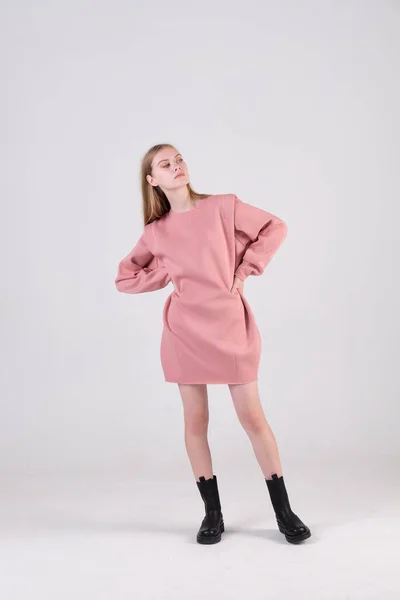 Modelo Moda Jovem Vestindo Rosa Vestido Grandes Dimensões Botas Pretas — Fotografia de Stock