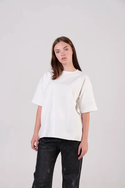 Modelka Ubrana Luźny Biały Shirt Czarne Spodnie Pozowanie Studio Katalogu — Zdjęcie stockowe