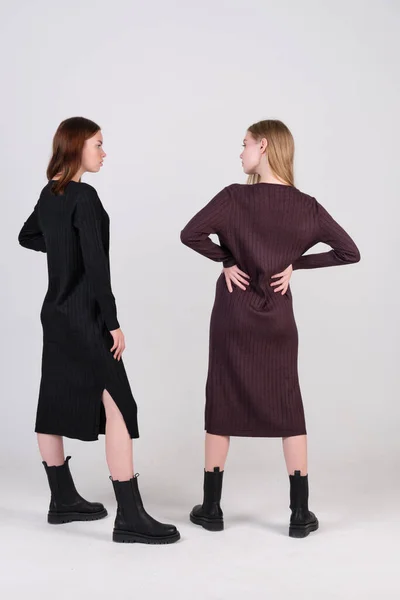 Para Modnych Modeli Pozujących Studio Brązowych Czarnych Sukienkach Casual Katalogu — Zdjęcie stockowe