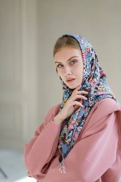 Russo Jovem Modelo Moda Vestindo Xale Étnico Sua Cabeça Rosa — Fotografia de Stock
