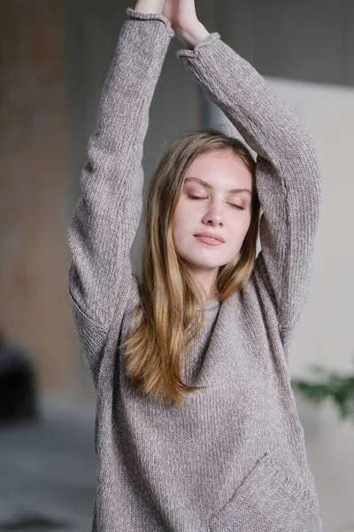 Mujer Blanca Vestida Con Suéter Gris Disfrutando Del Momento Con — Foto de Stock