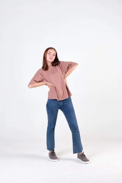 Modelo Moda Vestida Con Camiseta Casual Jeans Acampanados Azules Posando —  Fotos de Stock