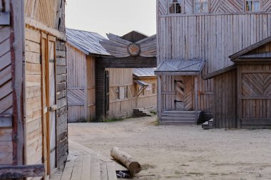 LAISHEVO, TATARSTAN, RUSSIA - Eylül 2020: Rus İç Savaşı ve 1917 Devrimi sırasında Kızıl Yıldız 'ın tahta kapılarda propagandası. Semruk Kampı. Zuleikha filminin dekorasyonları Gözlerini açıyor