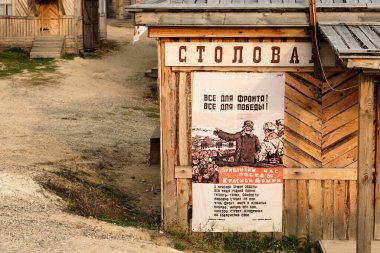 LAISHEVO, TATARSTAN, RUSSIA - Eylül 2020: Rus İç Savaşı ve 1917 Devrimi sırasında eski ahşap evde propaganda posteri. Semruk Kampı.