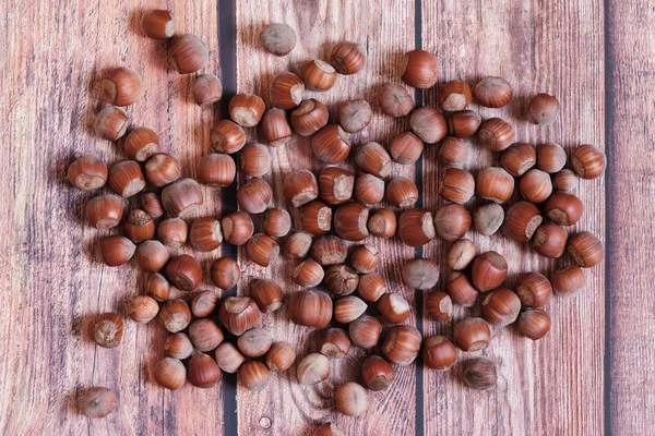 木製の床の上に一言でヘーゼルナッツ 秋の収穫の概念 ビタミンの完全な自然食品や有機食品 季節の栄養 — ストック写真