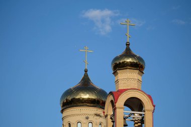 Mavi gökyüzü arka planında Rus Ortodoks Kilisesi 'nin Hıristiyan haçları olan altın kubbeler. İnanç ve Hristiyanlık.