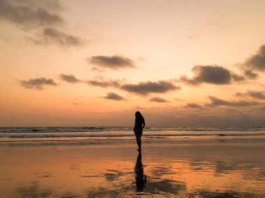 Sunset Sahilinde Kadın Silueti