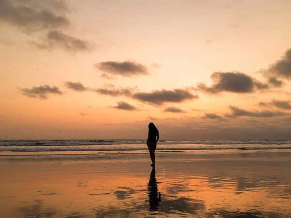 日落海滩上的女性轮廓 — 图库照片