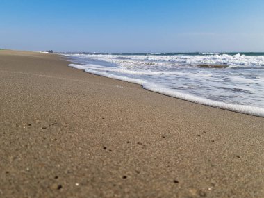 Deniz suyu sahile ulaşıyor.