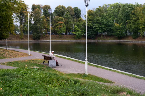 Kaliningrad Rússia Outubro 2020 Parque Lago Verkhny Kaliningrado Homem Idoso — Fotografia de Stock