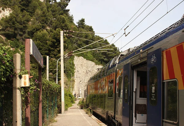 Tren Istasyona Varıyor Tren Istasyonu Villefranche Sur Mer Fransız Rivierası — Stok fotoğraf