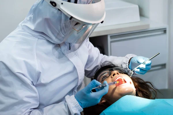 Dentiste Sur Point Appliquer Une Anesthésie Dans Bouche Une Jeune — Photo