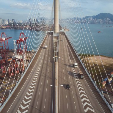 Drone Hong Kong 'da Ting Kau Köprüsünü ele geçirdi.