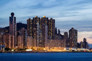 Mavi saat Hong Kong adasını ele geçiriyor..