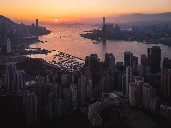 Braemar tepesinde günbatımı ve sihirli saat yakalandı.