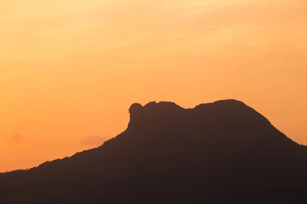 Aslan Kayası 'nı ele geçirmek için gün batımı, Hong Kong.