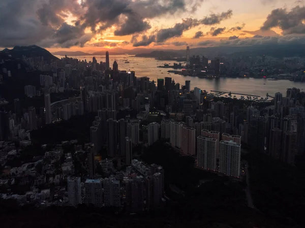 Hong Kong Victoria Habour 'da gün batımını yakalayan bir İHA atışı.