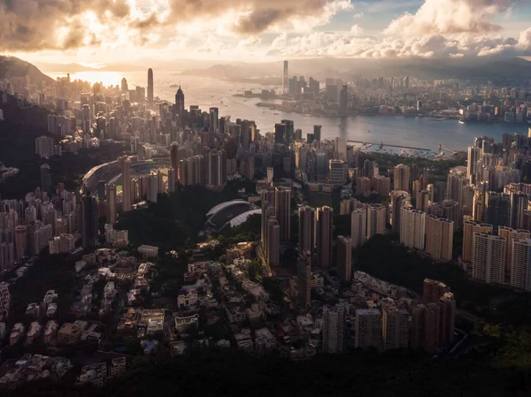 Hong Kong Victoria Habour 'da gün batımını yakalayan bir İHA atışı.