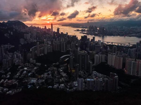 Hong Kong Victoria Habour 'da gün batımını yakalayan bir İHA atışı.