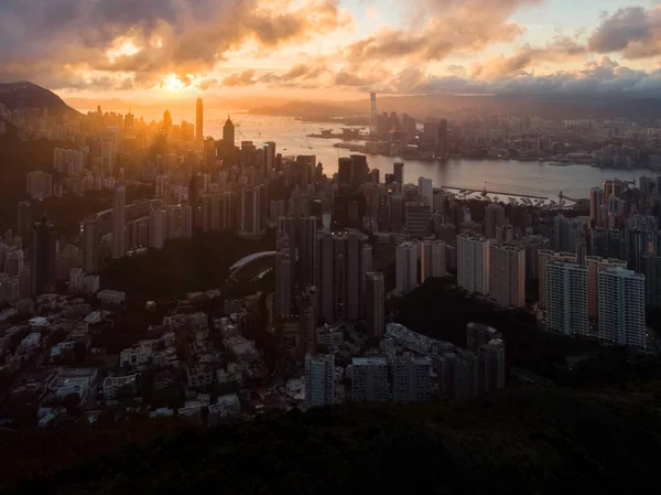 Hong Kong Victoria Habour 'da gün batımını yakalayan bir İHA atışı.