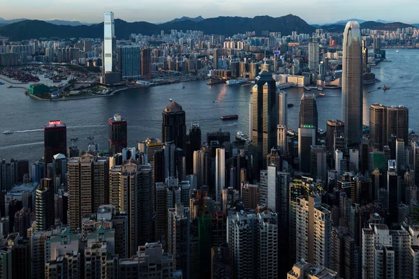 Hong Kong 'da günbatımından önce Victoria Limanı' nı harika bir ışık kaplıyor. 