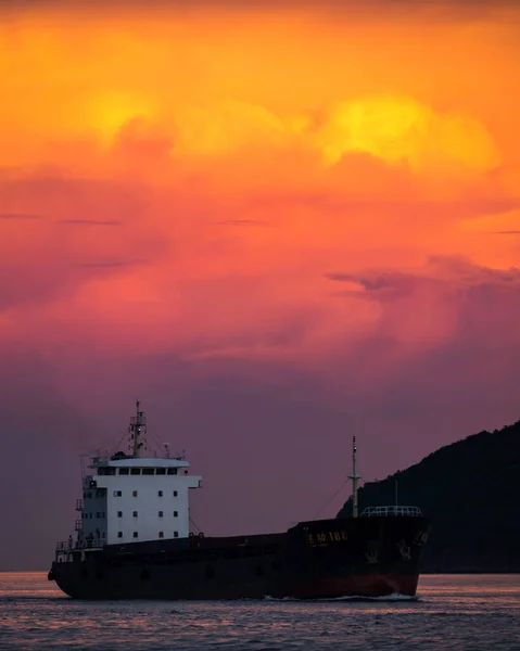 Lei Yu Mun, Hong Kong 'da harika bir günbatımı yakalandı.