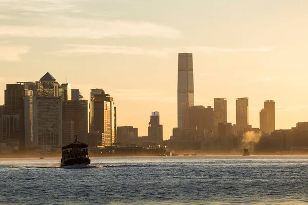 Lei Yu Mun, Hong Kong 'da harika bir günbatımı yakalandı.