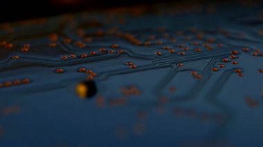 Bilgisayar devre kartı, donanım parçaları, yongaları, anakart, işlemci, curcuits üzerinden fly. Elektronik teknoloji arka planı.