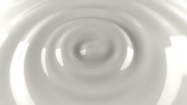 유백색 표면에서 소용돌이 우유의 표면을 흔드는 애니메이션 — 비디오
