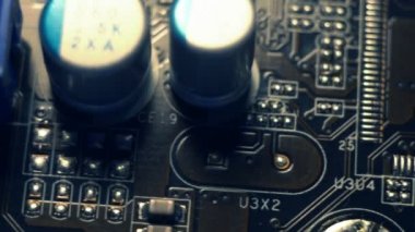 Bilgisayar devre kartı, donanım parçaları, yongaları, anakart, işlemci, curcuits üzerinden fly. Elektronik teknoloji arka planı.