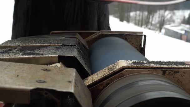 Άνθρωπος Ακονίζει Σκι Για Σκι Επαγγελματική Μηχανή Προετοιμάζει Σκι Ακόνισμα — Αρχείο Βίντεο