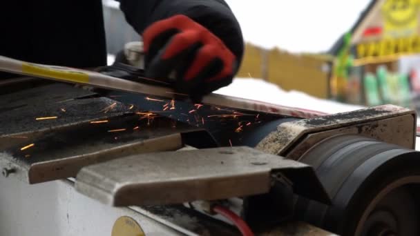 スキー用のスキーを研ぎ澄ましている男 プロのマシンは スキーを準備します スキー研ぎ ワックス スポーツのための近代的な技術 — ストック動画