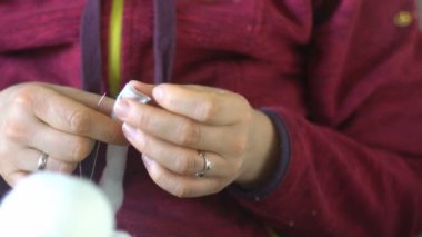 Dişi eller oyuncak ayı diker. Yumuşak el yapımı oyuncaklar yaratmak. İğne ve bir kadının elinde iplik - o yumuşak bir oyuncak ayrıntıları nı diker