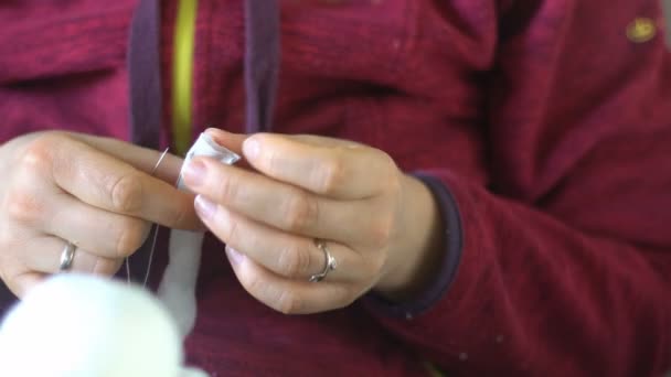 Mãos Femininas Cosem Ursinho Pelúcia Criando Brinquedos Artesanais Macios Agulha — Vídeo de Stock