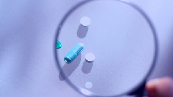 Лабораторные Испытания Рассматриваю Таблетки Лежащие Столе Крупный План Лекарствам — стоковое видео