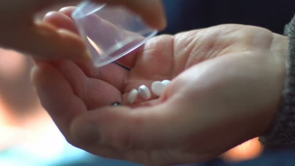 Ouderen Die Verschillende Soorten Drugs Nemen Oude Persoon Hand Met — Stockvideo