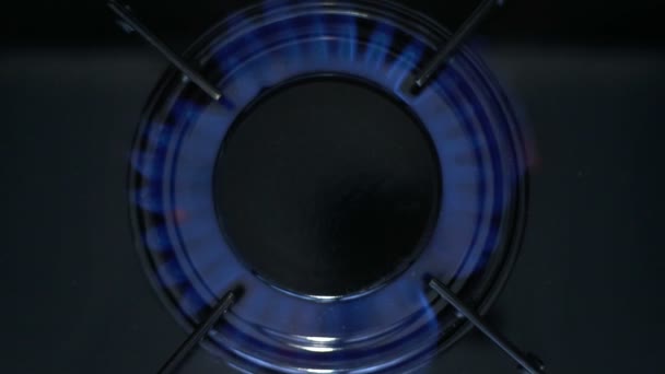 厨房燃烧器打开 炉顶燃烧器点燃成蓝色的烹饪火焰 天然气炎症 慢动作 — 图库视频影像