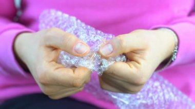 Kadın plastik kabarcık wrap, sinir kişi bir stres kabartma olarak kabarcık Wrap haşhaş pops.