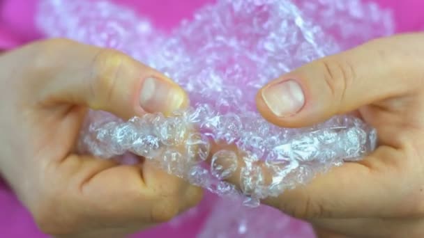 Femme Pops Plastique Bulle Enveloppement Personne Nerveuse Popping Bulle Enveloppement — Video