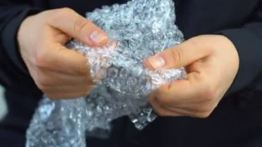 Kadın plastik kabarcık wrap, sinir kişi bir stres kabartma olarak kabarcık Wrap haşhaş pops.