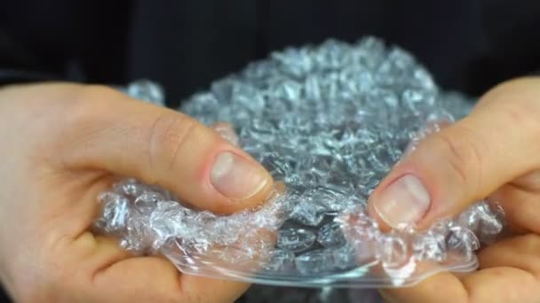 Vrouw Knalt Plastic Bubble Wrap Nerveuze Persoon Knallen Bubble Wrap — Stockvideo