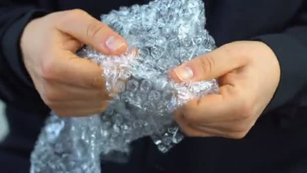 Vrouw Knalt Plastic Bubble Wrap Nerveuze Persoon Knallen Bubble Wrap — Stockvideo