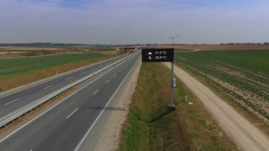 Yolda iyi şartlar. Otoyol ve alanlar havadan çekilmiş. Avrupa 'da Tirs kamyon ve araba ile otoyol. 