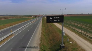 Yolda iyi şartlar. Otoyol ve alanlar havadan çekilmiş. Avrupa 'da Tirs kamyon ve araba ile otoyol. 