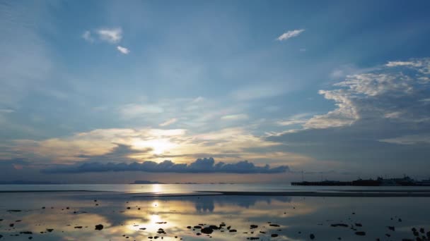 Puesta Sol Sobre Mar Con Reflejos Del Cielo Sobre Agua — Vídeos de Stock