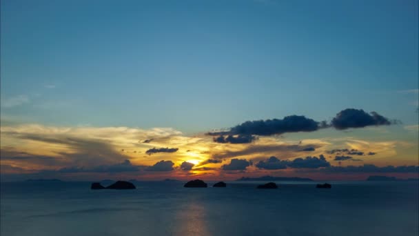 Pôr Sol Sobre Mar Montanhas Stock Vídeo — Vídeo de Stock