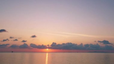 Deniz ürünleri videosunun üzerinde gün batımı