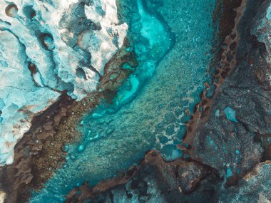 Endonezya 'nın Nusa Penida adasındaki Broken Beach' teki güzel Angel 's Billabong' un insansız hava aracı görüntüsü..