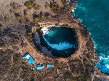 Endonezya 'nın Nusa Penida adasındaki Broken Beach' teki güzel Angel 's Billabong' un insansız hava aracı görüntüsü..